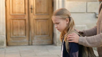 Дочь плакала у двери школы каждое утро: тайна грязного мешка со сменкой